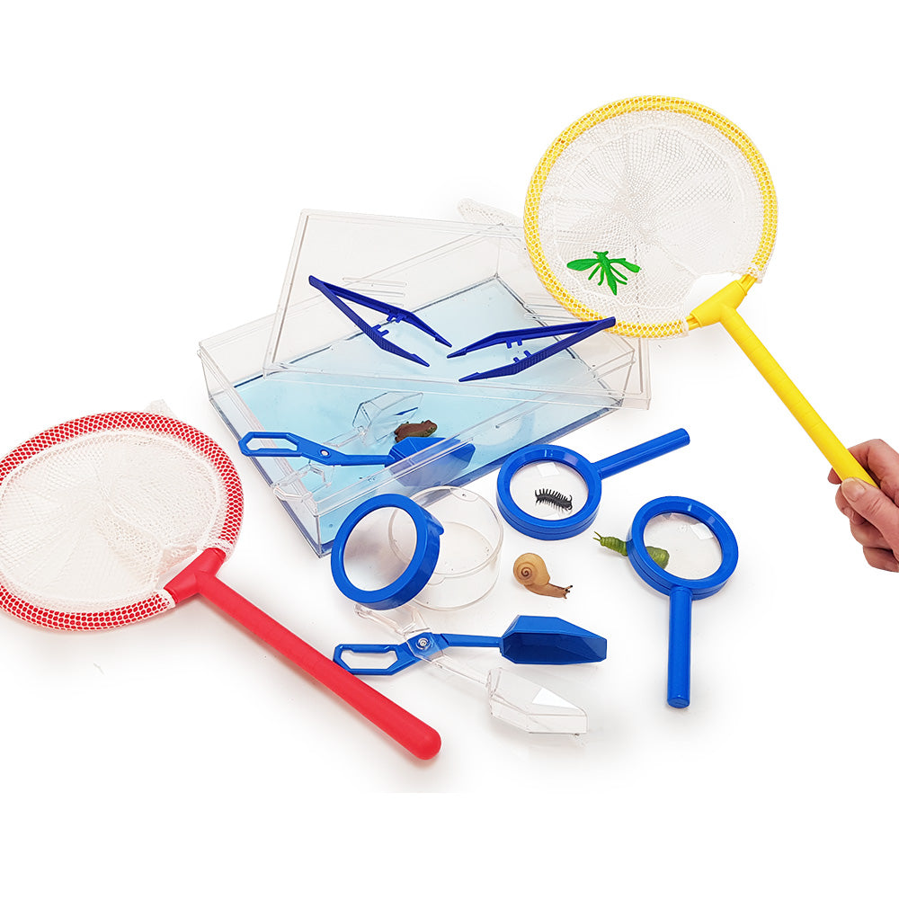 An array of tools and equipment for investigating pond and stream wildlife. The kit includes a surveying tray, dipping nets, tweezers, scoopers, handheld magnifiers, and an extra-tough nature viewer with a magnifier lid for detailed examination. Suitable for ages 3 and up. Colors and contents may vary.