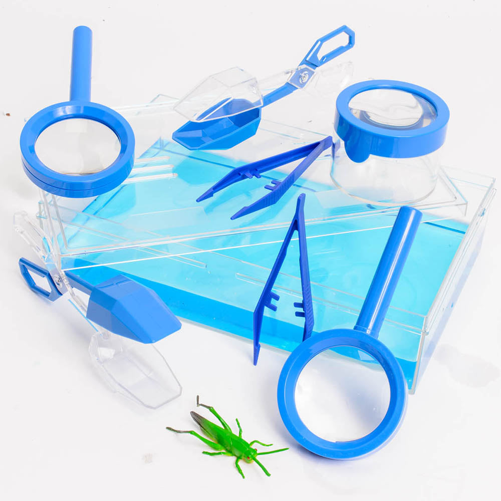 An array of tools and equipment for investigating pond and stream wildlife. The kit includes a surveying tray, dipping nets, tweezers, scoopers, handheld magnifiers, and an extra-tough nature viewer with a magnifier lid for detailed examination. Suitable for ages 3 and up. Colors and contents may vary.