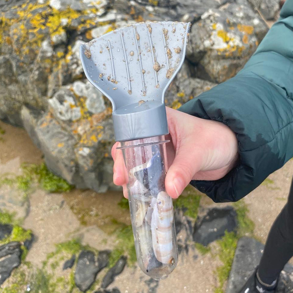 A pair of handy scoopers designed to assist in scooping, catching, and investigating mini beasts, suitable for use in Forest Schools. The scoopers feature detachable handles for convenience. Package includes 2 scoopers. *Bugs not included. Colors may vary. Each scooper measures approximately 16x8cm. Suitable for ages 3 and up