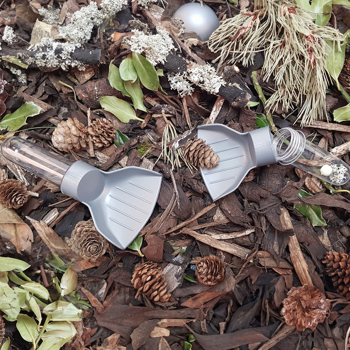 A pair of handy scoopers designed to assist in scooping, catching, and investigating mini beasts, suitable for use in Forest Schools. The scoopers feature detachable handles for convenience. Package includes 2 scoopers. *Bugs not included. Colors may vary. Each scooper measures approximately 16x8cm. Suitable for ages 3 and up